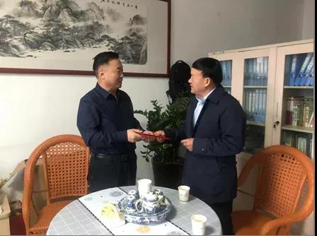 敦煌種業(yè)領(lǐng)導(dǎo)看望慰問公司老干部、老黨員及困難黨員職工