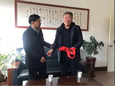 敦煌種業(yè)領(lǐng)導(dǎo)看望慰問公司老干部、老黨員及困難黨員職工