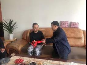 敦煌種業(yè)領(lǐng)導(dǎo)看望慰問公司老干部、老黨員及困難黨員職工