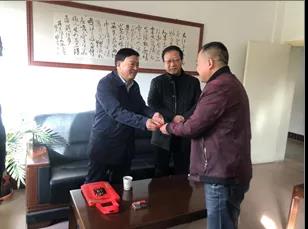 敦煌種業(yè)領(lǐng)導(dǎo)看望慰問公司老干部、老黨員及困難黨員職工