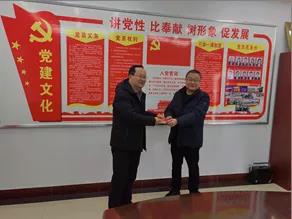 敦煌種業(yè)領(lǐng)導(dǎo)看望慰問公司老干部、老黨員及困難黨員職工