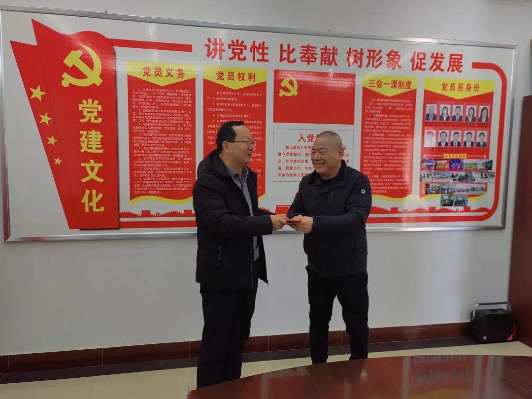 敦煌種業(yè)領(lǐng)導(dǎo)看望慰問公司老干部、老黨員及困難黨員職工